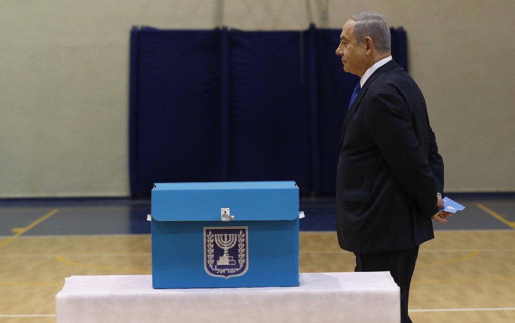 בנימין נתניהו מצביע בקלפי בירושלים