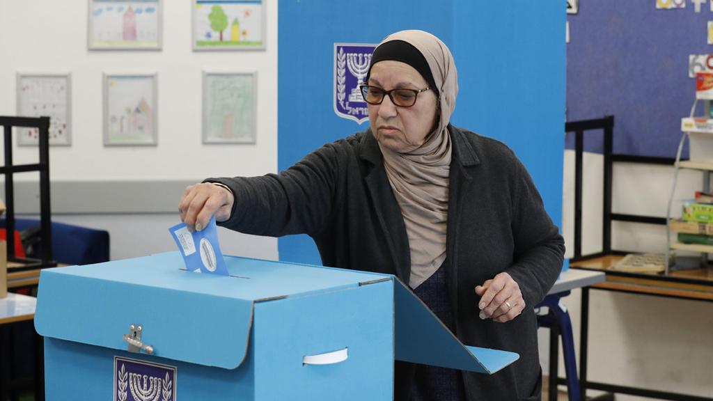 A woman votes in the Arab town of Tamra, March 2, 2020 (Photo: AFP) בחירות 2020 מצביעים קלפי טמרה ערבים ערבי