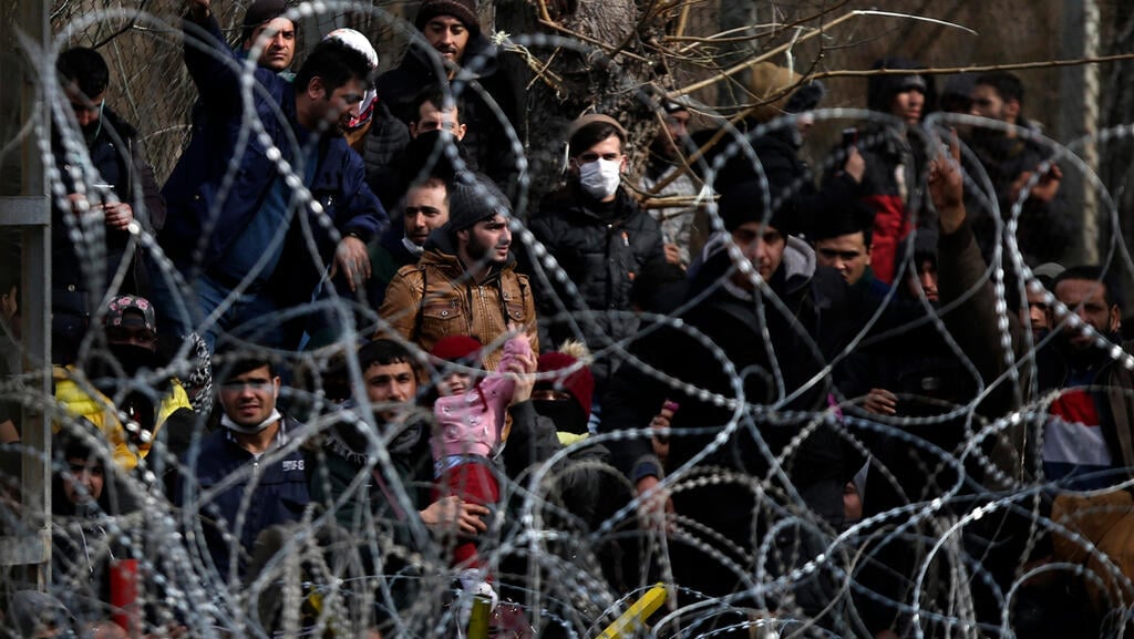 Refugees on the Greek - Turkish border in 2020 (Photo: AP) פליטים מהגרים גבול טורקיה יוון