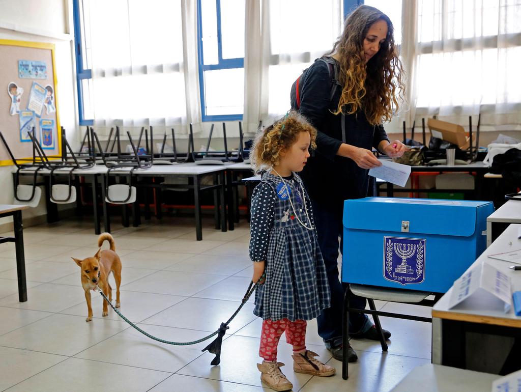 An Israeli woman casts her vote in the March 2020 elections at a polling station in Tel Aviv in (Photo: AFP) בחירות 2020 מצביעים קלפי תל אביב