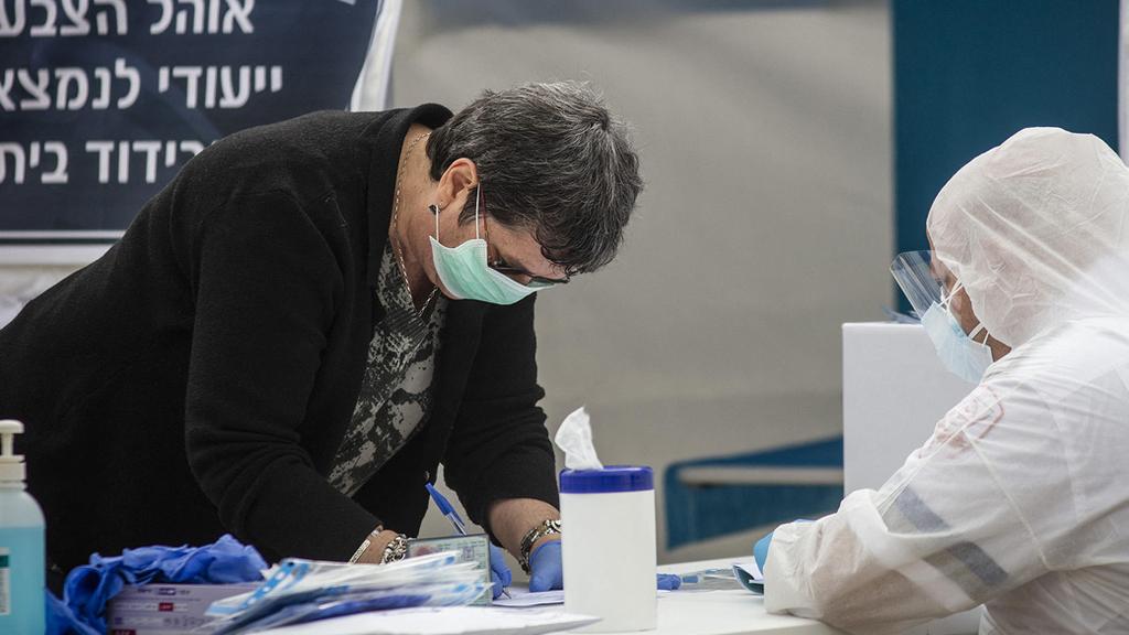 A woman voting in a special vote station for citizens in home quarantine (Photo: MCT) בחירות 2020 מצביעים קלפי קלפיות קורונה נתניה
