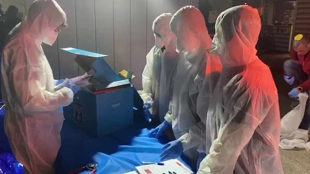Elections officials in protective gear count ballots from people in coronavirus quarantine for the March 2020 election (Photo: Central Elections Committee) קלפיות הקורונה נספרות