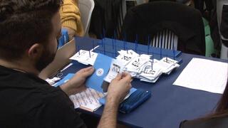 ספירת המעטפות הכפולות הועדת הבחירות במהלך הלילה