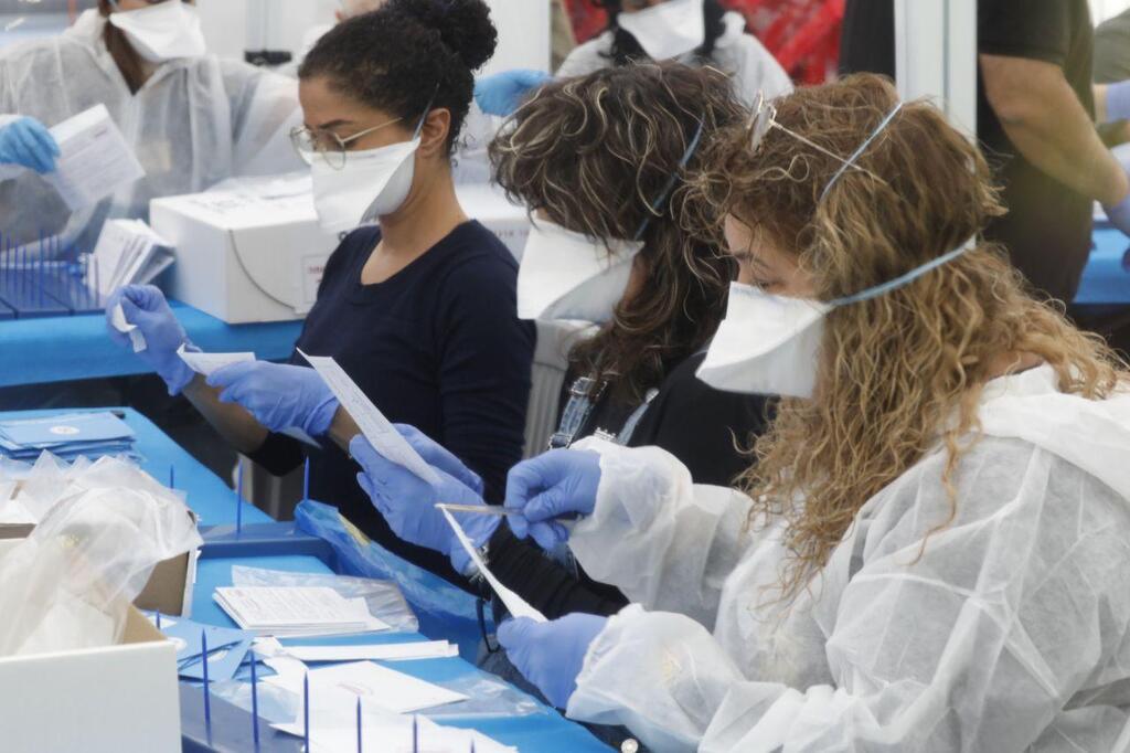 Central Election Commission workers counting ballots during the March 2020 election (Photo: Shaul Golan) ספירת קלפיות הקורונה