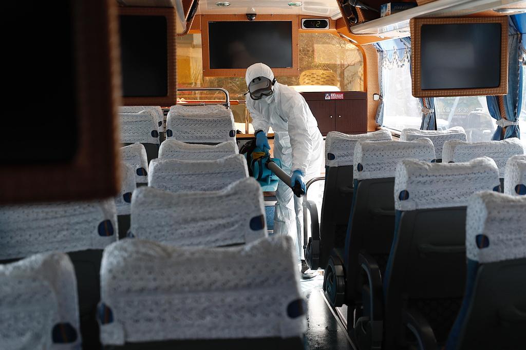 Sanitation worker disinfecting a bus in Taiwan (Photo: EPA) חיטוי וניקוי אוטובוסים טאיוואן