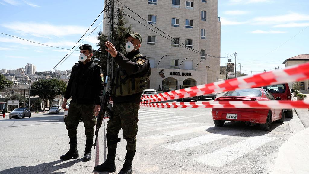 Palestinian security forces lock down parts of Bethlehem during the coronavirus outbreak (Photo: EPA) כוחות ביטחון פלסטינים