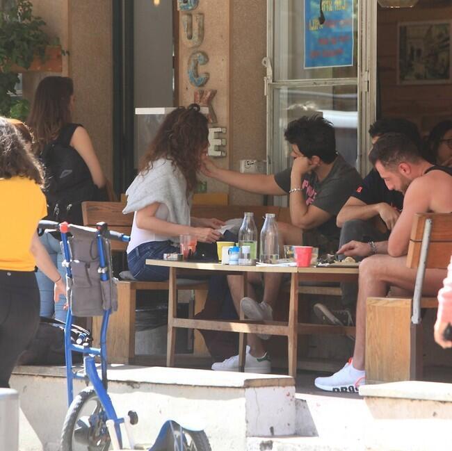 דקה, יש לך משהו על הסנטר
