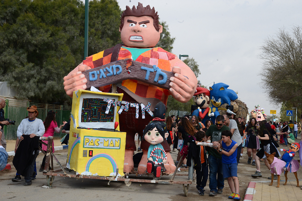 Celebrating Purim on Kibbutz Sde Boker in 2020 (Photo: Herzl Yosef) העדלאידע בשדה בוקר
