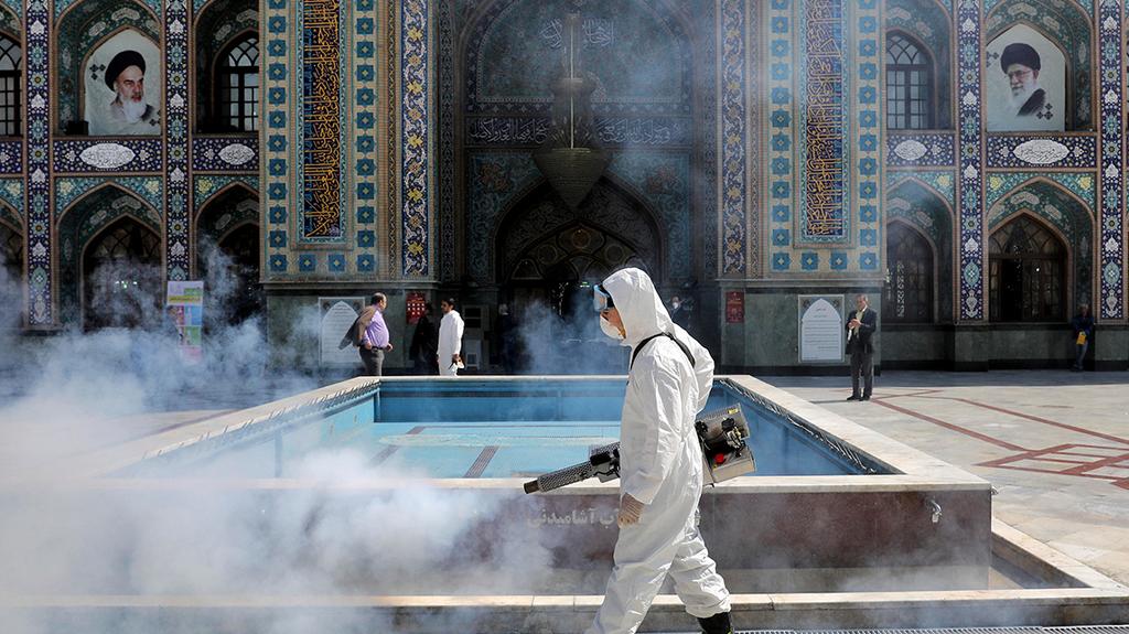 A medical worker in Iran disinfecting a Mosque in Tehran (Photo: AP) חיטוי באיראן