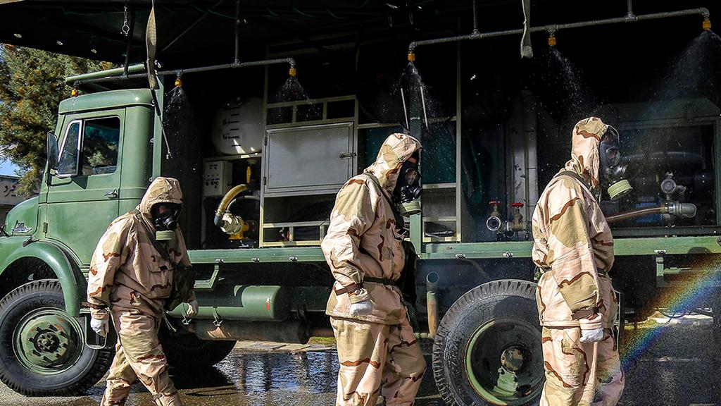 Special medical teams belonging to the Revolutionary Guard Corps helping with disinfection efforts in Iran (Photo: AP) חיטוי באיראן