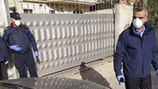 המשטרה הפלסטינית מחוץ לביתו של הבחור שנדבק בנגיף הקורונה