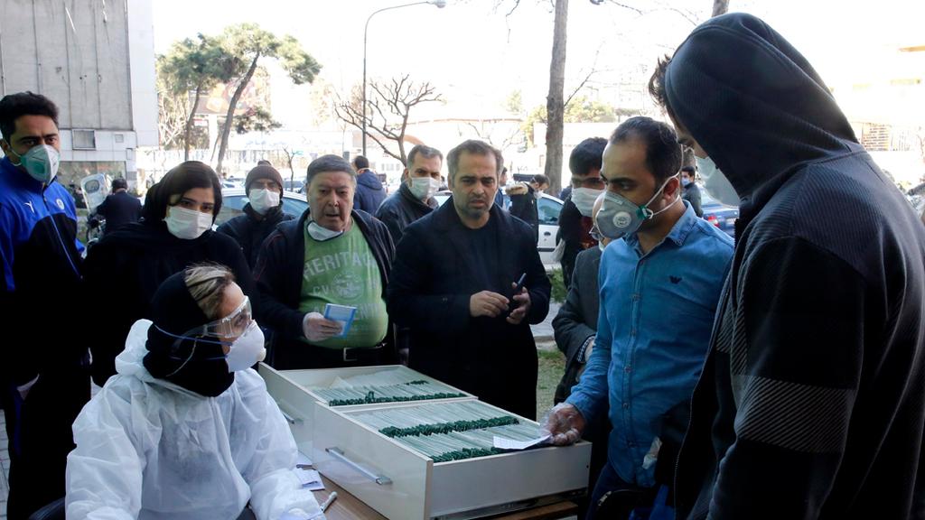Citizens in Tehran waiting to be tested for coronavirus (Photo: EPA) מעבדה בדיקות נגיף קורונה טהרן איראן