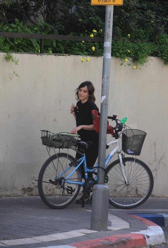 בדרך לדייט עם בעלה. ליאת הר לב