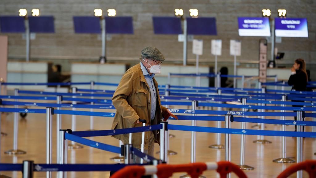 A man wears a mask in the near-deserted departure area at Ben-Gurion Airport (Photo: Reuters) נתב"ג