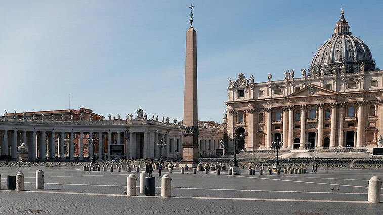 Le virus Corona verrouille l’Italie La place Saint-Pierre et répare Rome