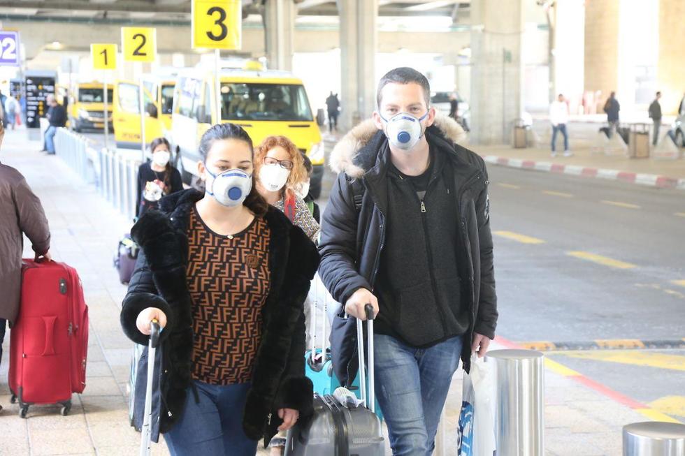 Travelers wearing masks at Ben-Gurion Airport (Photo: Moti Kimchi) נתב"ג