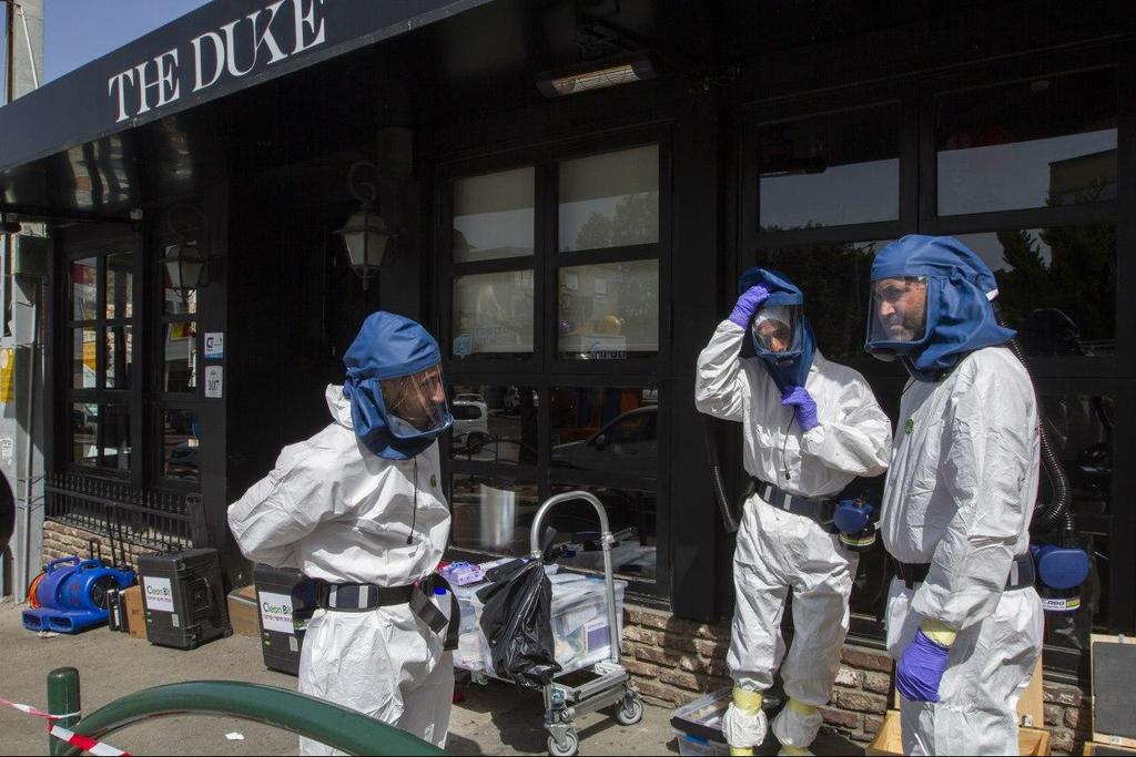Haifa restaurant being disinfected after a confirmed coronavirus patient visited there (Photo: Ido Erez) חיטוי פאב בחיפה