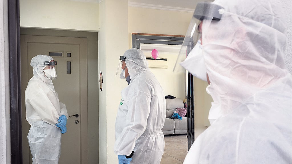 Medical teams at the home of people quarantined for possible exposure to the coronavirus (Photo: Jonathan Blum) Medical teams at the home of people quarantined for possible exposure to the coronavirus