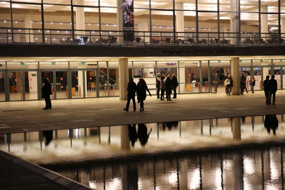 אנשים יוצאים מהבימה לאחר ביטול ההופעות במרץ (צילום: מוטי קמחי) אנשים יוצאים מהבימה לאחר ביטול ההצגות