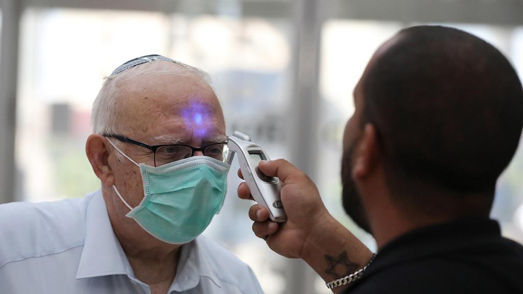 בדיקת חום בכניסה ל בית חולים הדסה עין כרם ירושלים 