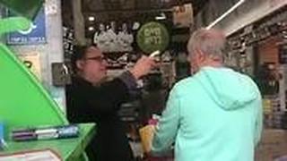  בדיקת חום בכניסה לסניף רמי לוי ברמת החייל