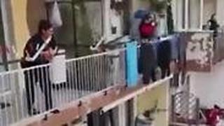האיטלקים שרים במרפסות בזמן הבידוד בעקבות נגיף הקורונה
