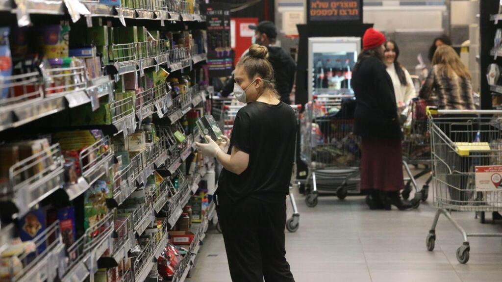 Shopper donning a face mask in Ramat Gan's Ayalon Mall (Photo: Moti Kimchi) Shopper donning a face mask in Ramat Gan's Ayalon Mall