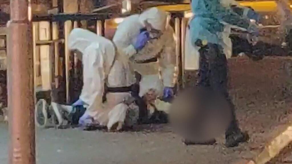Police apprehending a man in Tel Aviv who violated quarantine after contracting the coronavirus (Photo: Ben Maoz) גבר בתל אביב מפר את בידוד הבית ונעצר