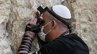 עם מסכות בכותל