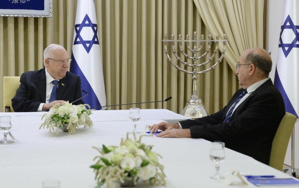 President Reuven Rivlin meets with Blue & White MK Moshe Ya'alon at his residence in Jerusalem on Sunday (Photo: GPO) ראובן ריבלין ומשה (בוגי) יעלון