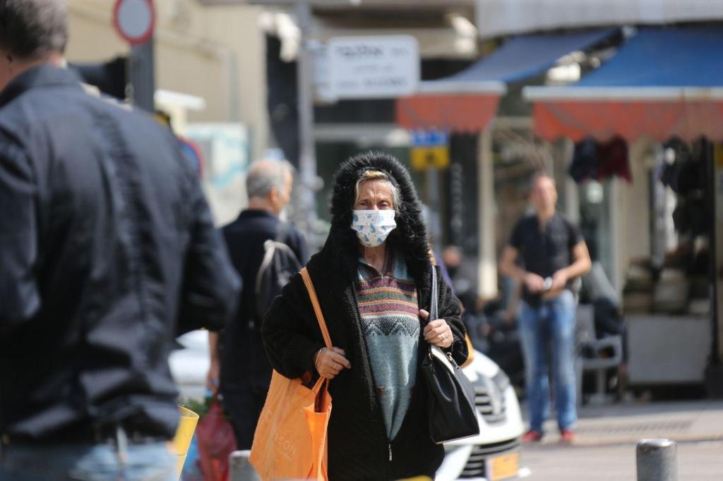 Woman in Tel Aviv wearing protective mask (Photo: Moti Kimchi) שוק הכרמל בצל בהלת הקורונה