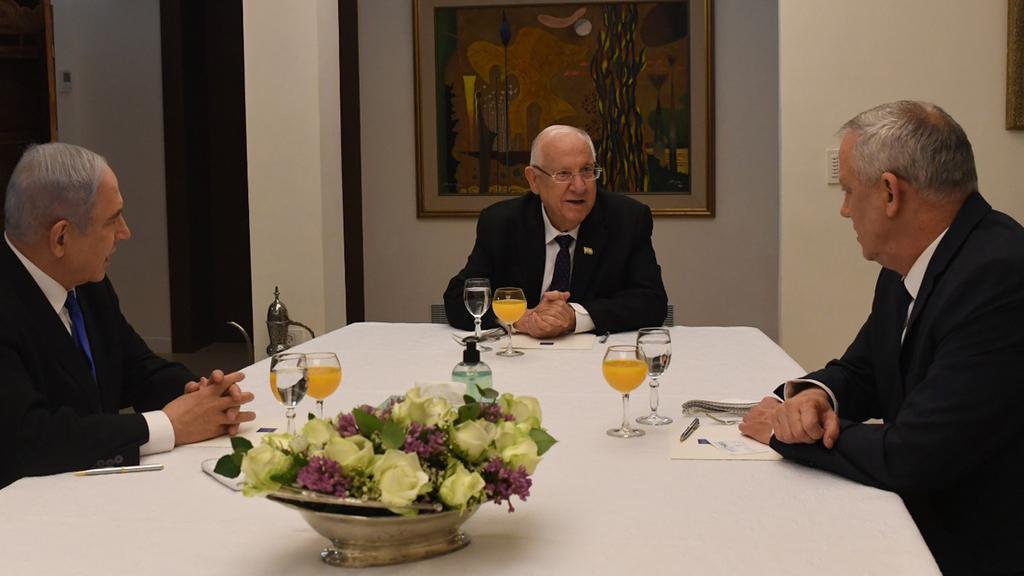 Benjamin Netanyahu Left, President Rivlin, and Benny Gantz meet to discuss a unity government (Photo: GPO) ריבלין נתניהו וגנץ