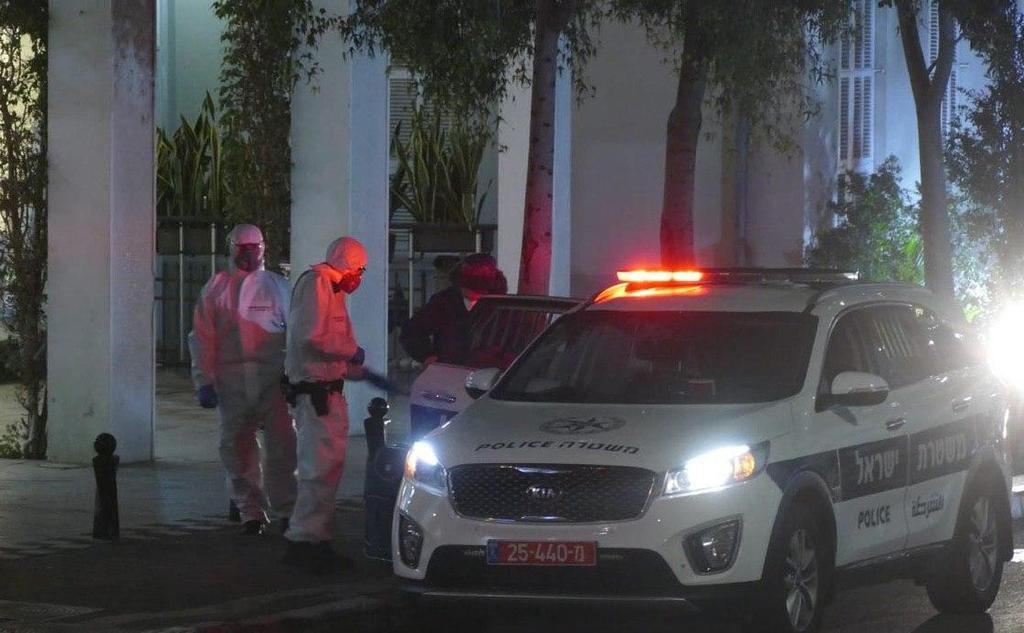 Police arrest a woman who violated her quarantine in Tel Aviv (Photo: Amir Meiri) שוטרים עוצרים צעירה שהפרה בידוד ביתי בתל אביב