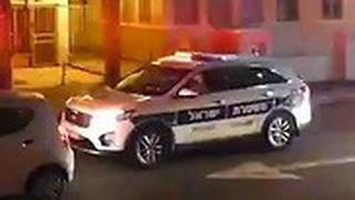 שוטרים עוצרים צעירה שהפרה בידוד ביתי בתל אביב