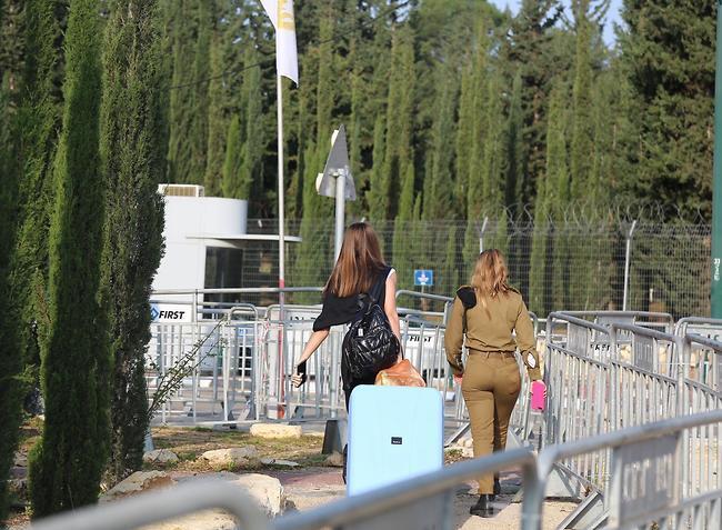 בהצלחה. אנה זק מתגייסת
