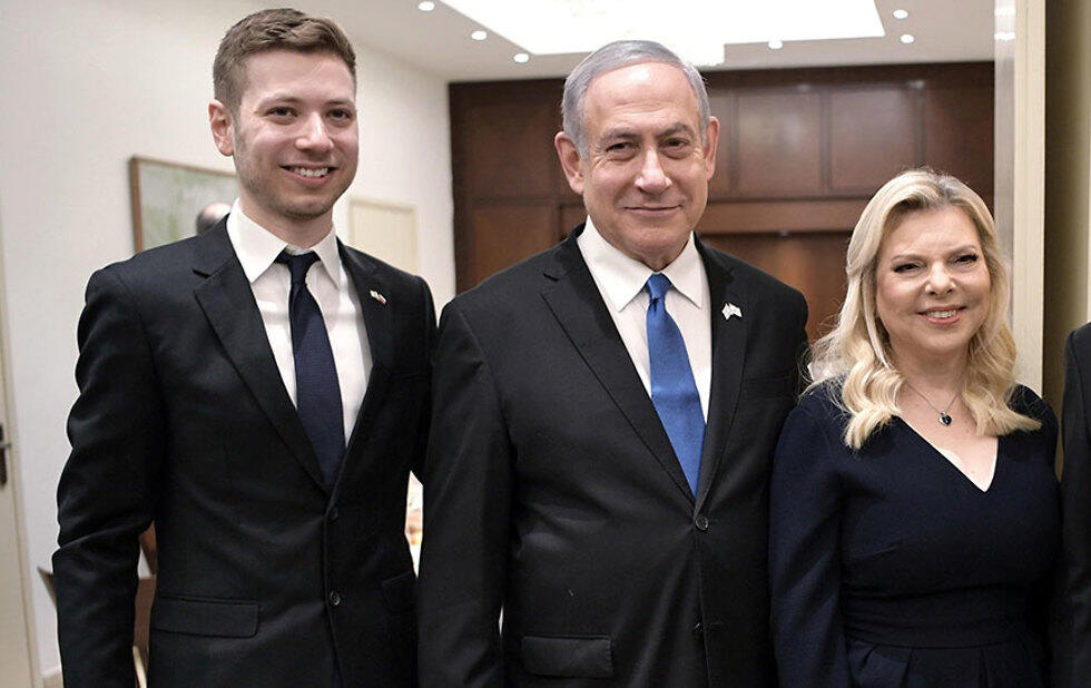 Prime Minister Benjamin Netanyahu with his wife Sara and son Yair (Photo: Reuters) ראש הממשלה בנימין נתניהו ורעייתו שרה עם נשיא רוסיה ולדימיר פוטין