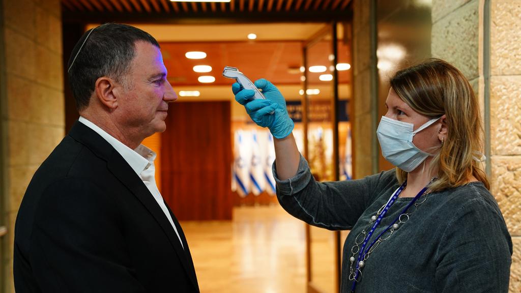 Former Knesset speaker Yuli Edelstein has his temperature checked before entering parliament (Photo: The Knesset) בדיקת חום בכנסת יולי אדלשטיין