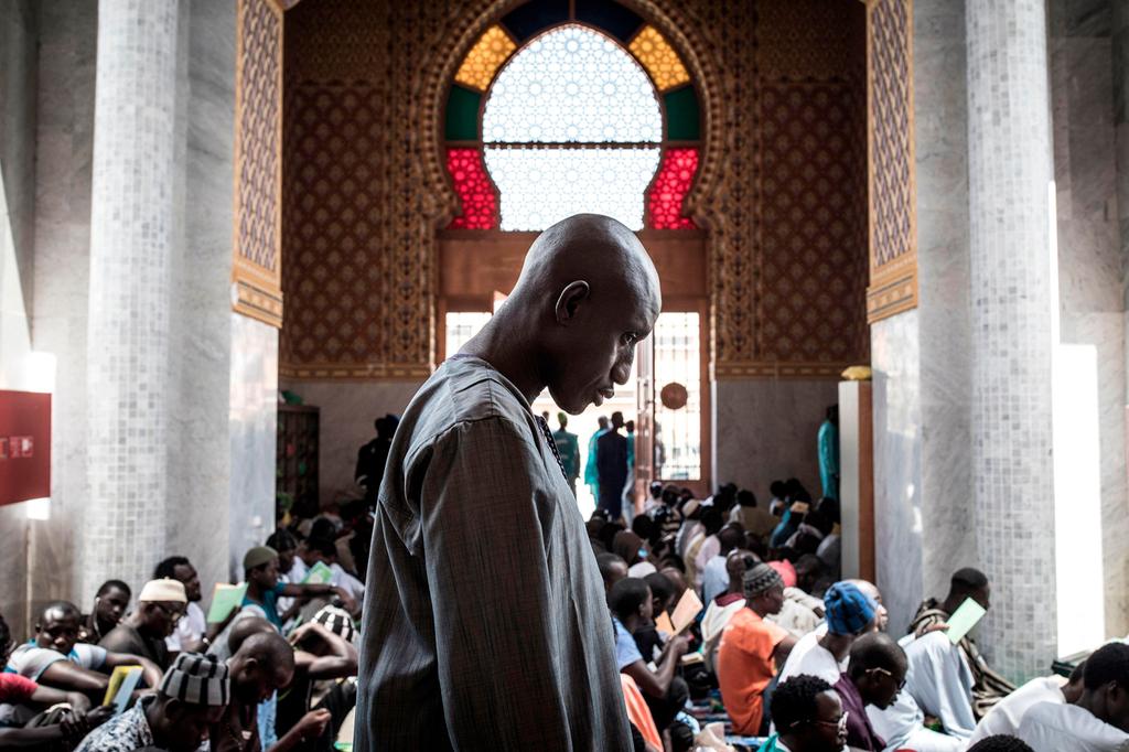 Congregates hold prayer against coronavirus in Dakar, capital of Senegal (Photo: AFP) נגיף קורונה אפריקה תפילה נגד הנגיף ב מסגד דקאר סנגל
