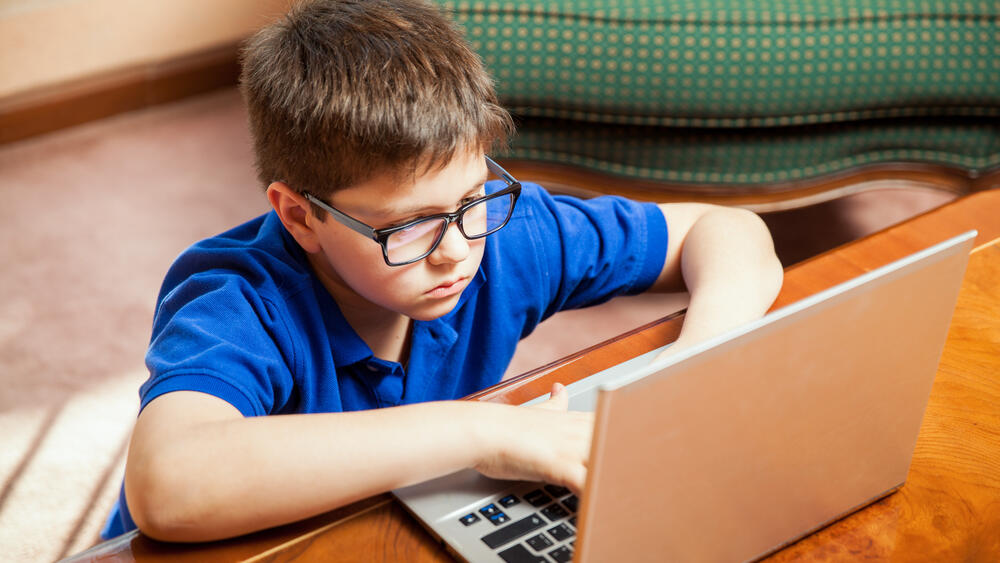ילד עם מחשב נייד