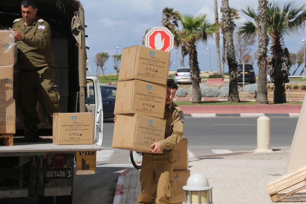 חיילי פיקוד העורף מכינים את המלונית. ארכיון (צילום: מוטי קמחי ) מלון דן