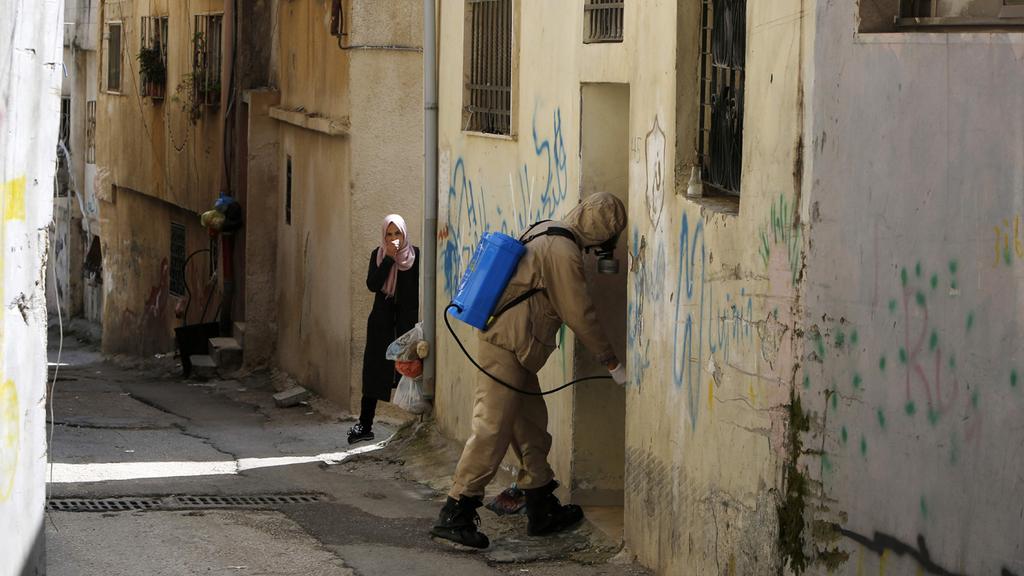 A Palestinian health worker in Bethlehem (Photo: AFP) התפשטות הקורונה בקרב הפלסטינים
