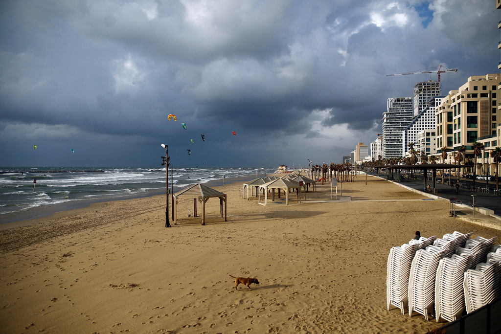 חוף ריק בתל אביב בסגר הראשון (צילום: רויטרס) חוף תל אביב ריק