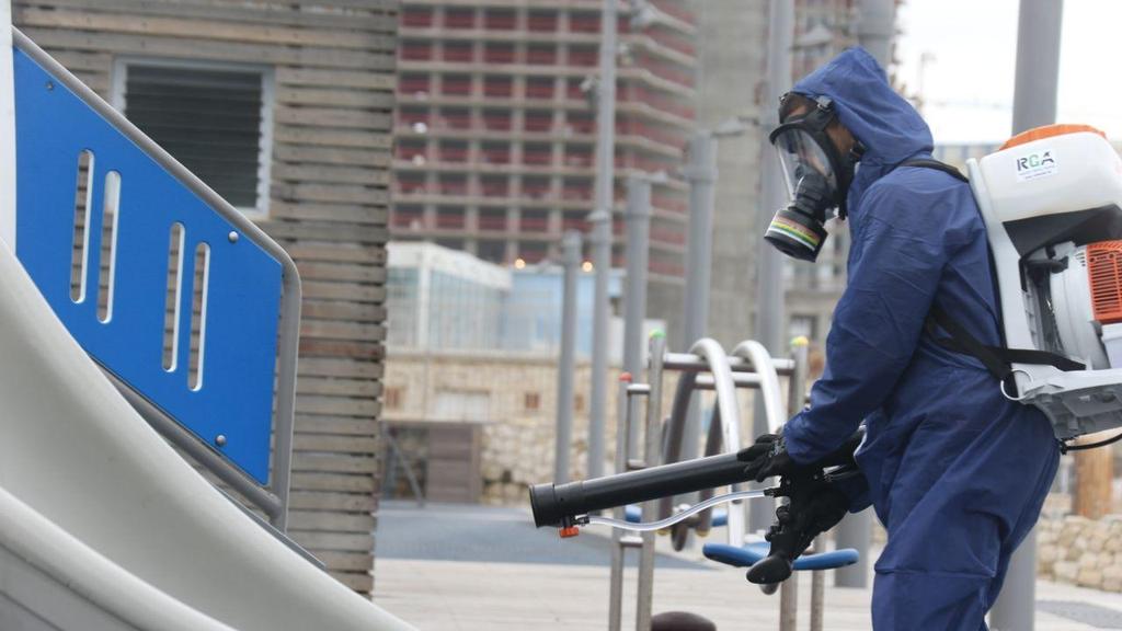 Disinfection of public spaces in Bat Yam (Photo: Moti Kimchi) טיהור בבת ים