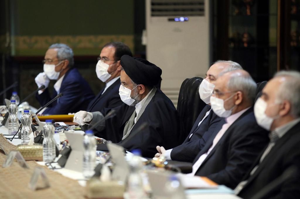 Iranian leaders wear masks against coronavirus during a government meeting (Photo: AP, Office of the Iranian Presidency) איראן נגיף קורונה נשיא ישיבת ממשלה