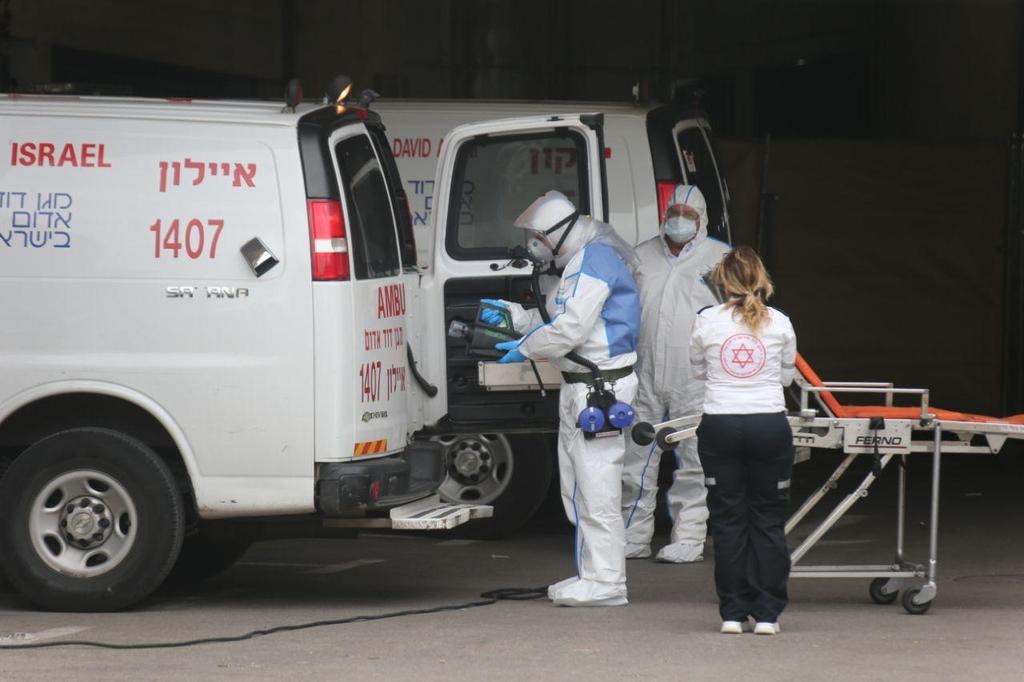Evacuating coronavirus patients in Tel Aviv (Photo: Moti Kimchi) Evacuating coronavirus patients in Tel Aviv