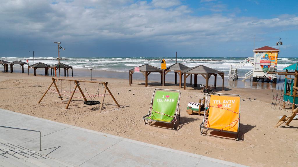 Empty Tel Aviv beach on Wednesday morning (Photo: AFP) חוף תל אביב ריק