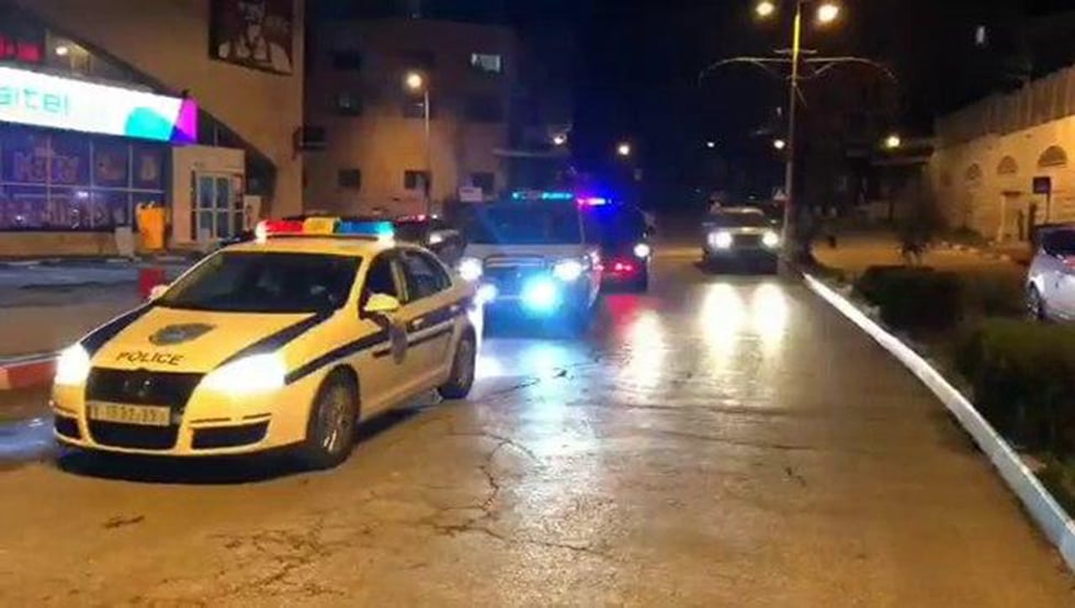 Palestinian police upholding a virus lockdown in Hebron הטלת עוצר על הבתים בבית לחם בעקבות התפשטות נגיף הקורונה