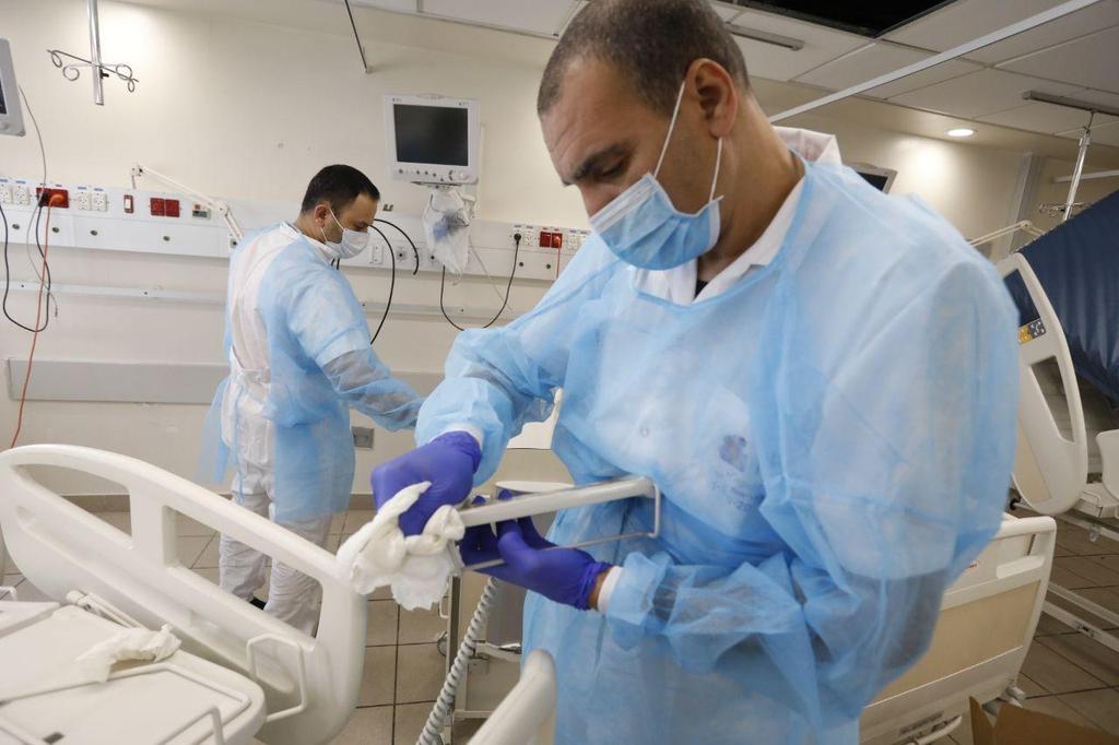 Installing a new ward for coronavirus patients at Ichilov Hospital in Tel Aviv (Photo: Shaul Golan) Installing a new ward for coronavirus patients at Ichilov Hospital in Tel Aviv