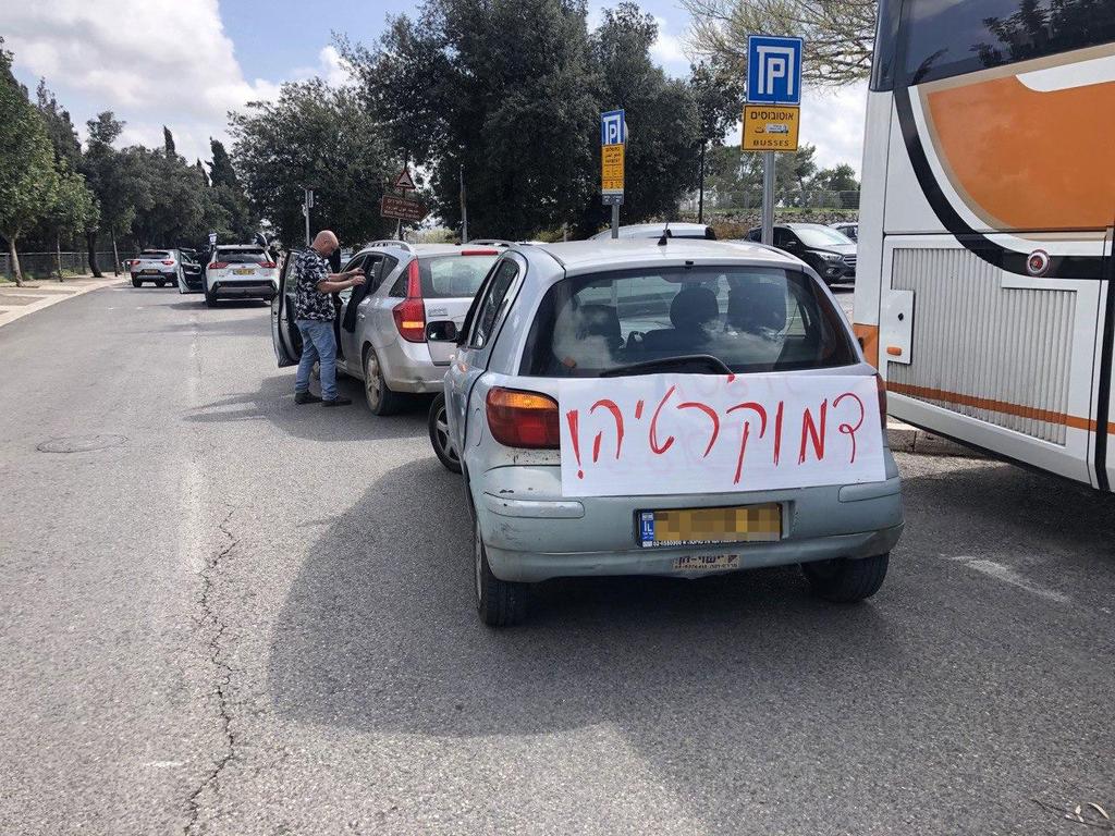 שיירת רכבים יצאה הבוקר לירושלים במחאה על הניסיונות לחיסול הדמוקרטיה הישראלית. משטרת ישראל עוצרת את הנהגים ומחלקת קנסות