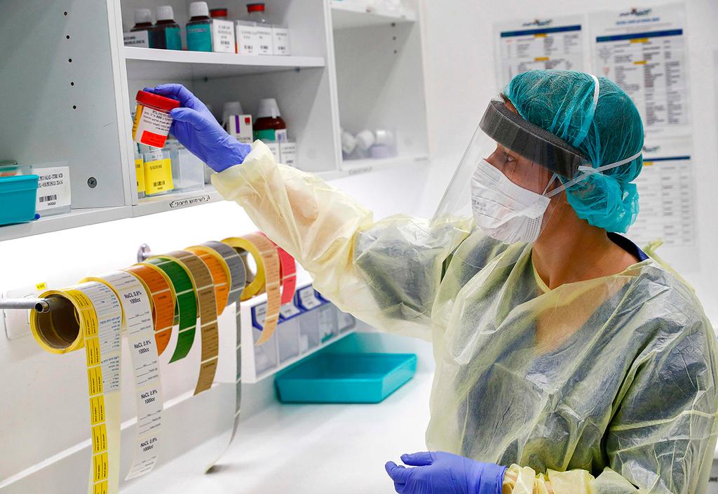 Preparing to treat coronavirus patients in Ashdod (Photo: AFP) הכנת מתקן אשפוז חולי קורונה בית חולים אסותא אשדוד